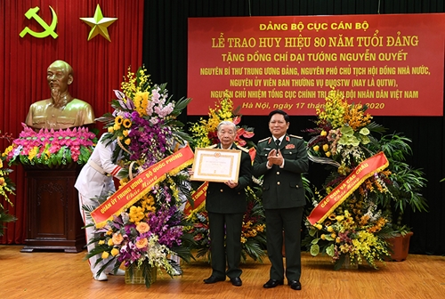 Trao Huy hiệu 80 năm tuổi Đảng tặng Đại tướng Nguyễn Quyết