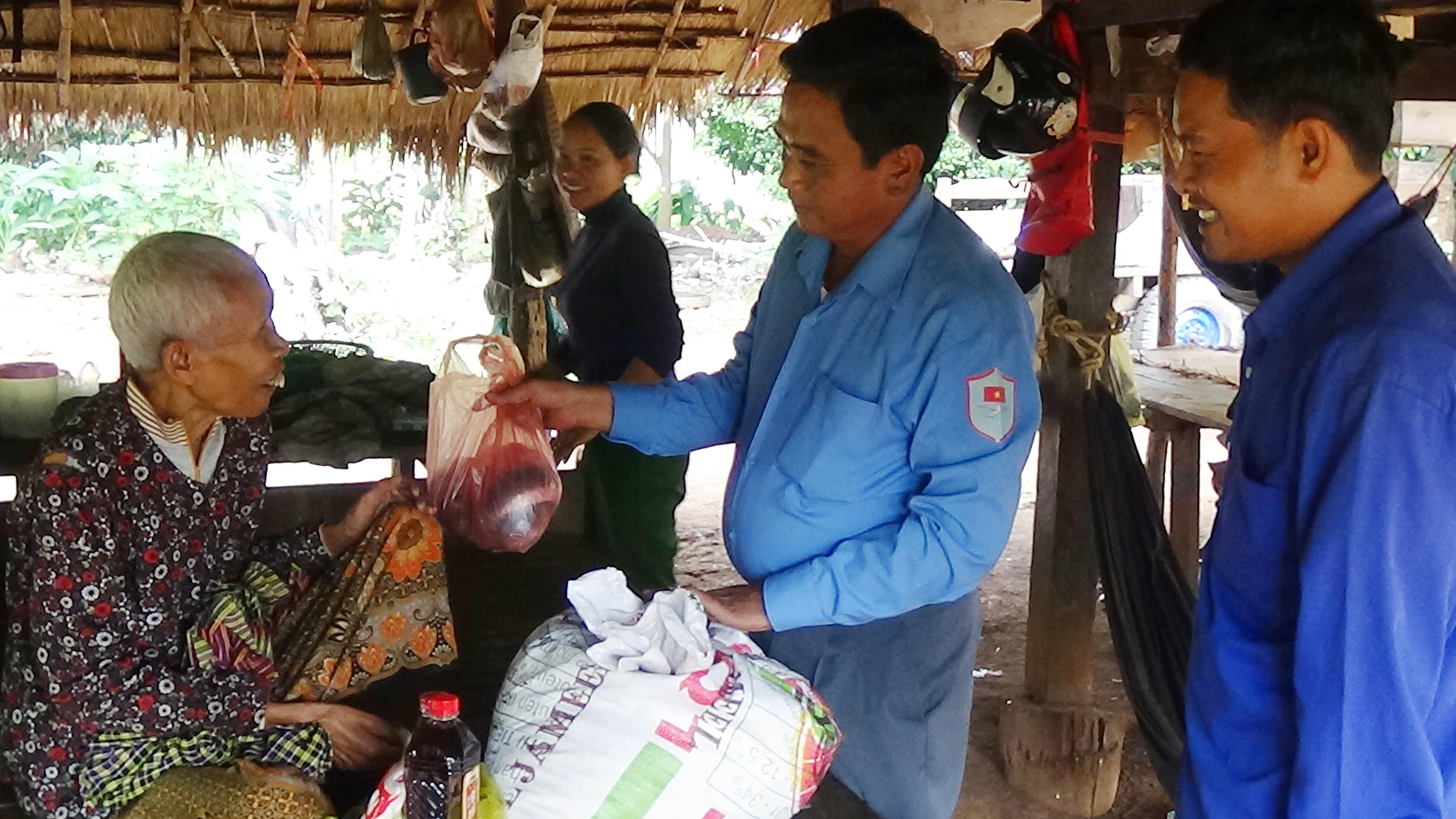 Bước chân không mỏi đi tìm đồng đội bên nước bạn

