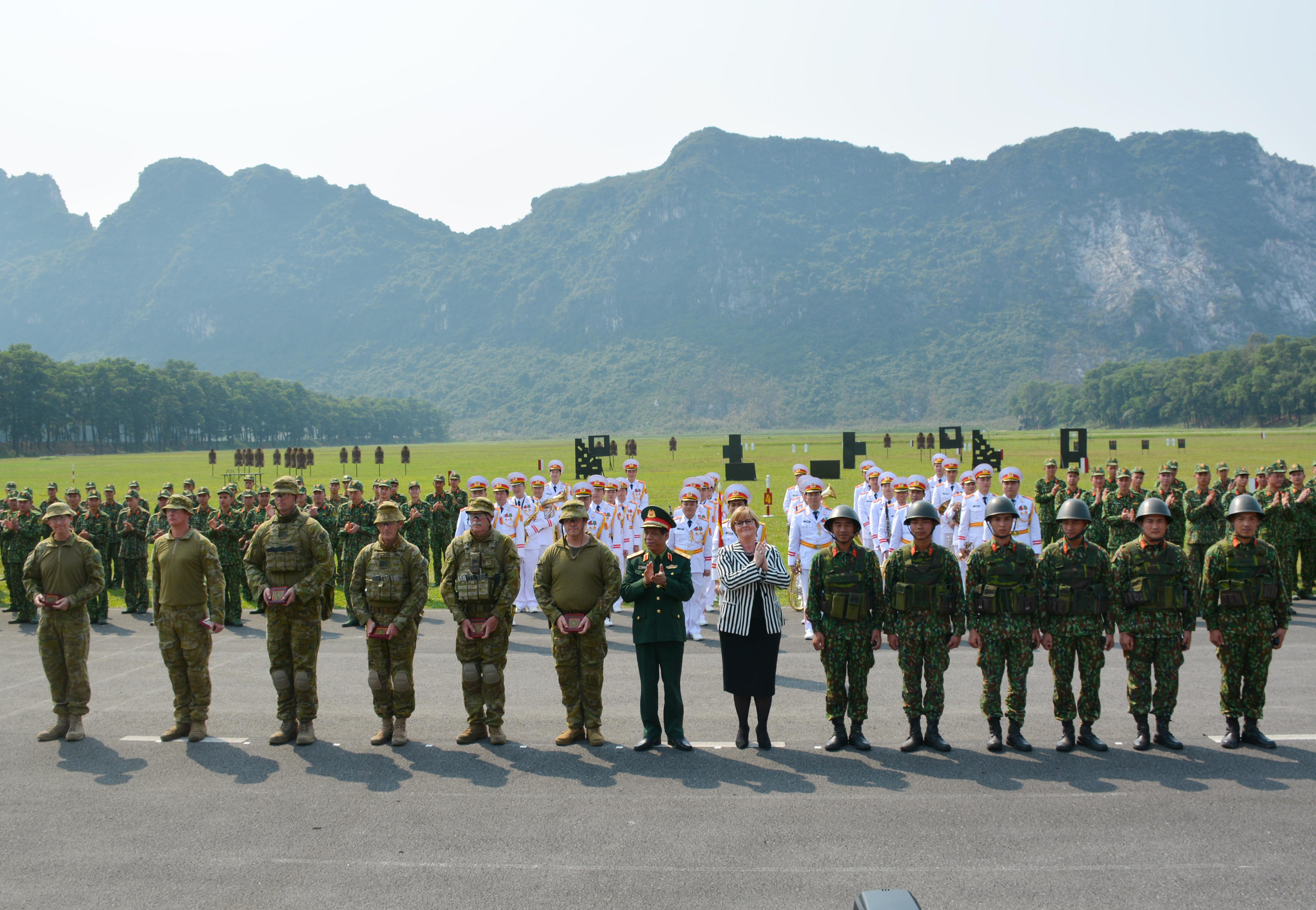 Bế mạc khóa tập huấn, trao đổi kỹ năng bắn súng quân dụng Việt Nam-Australia

