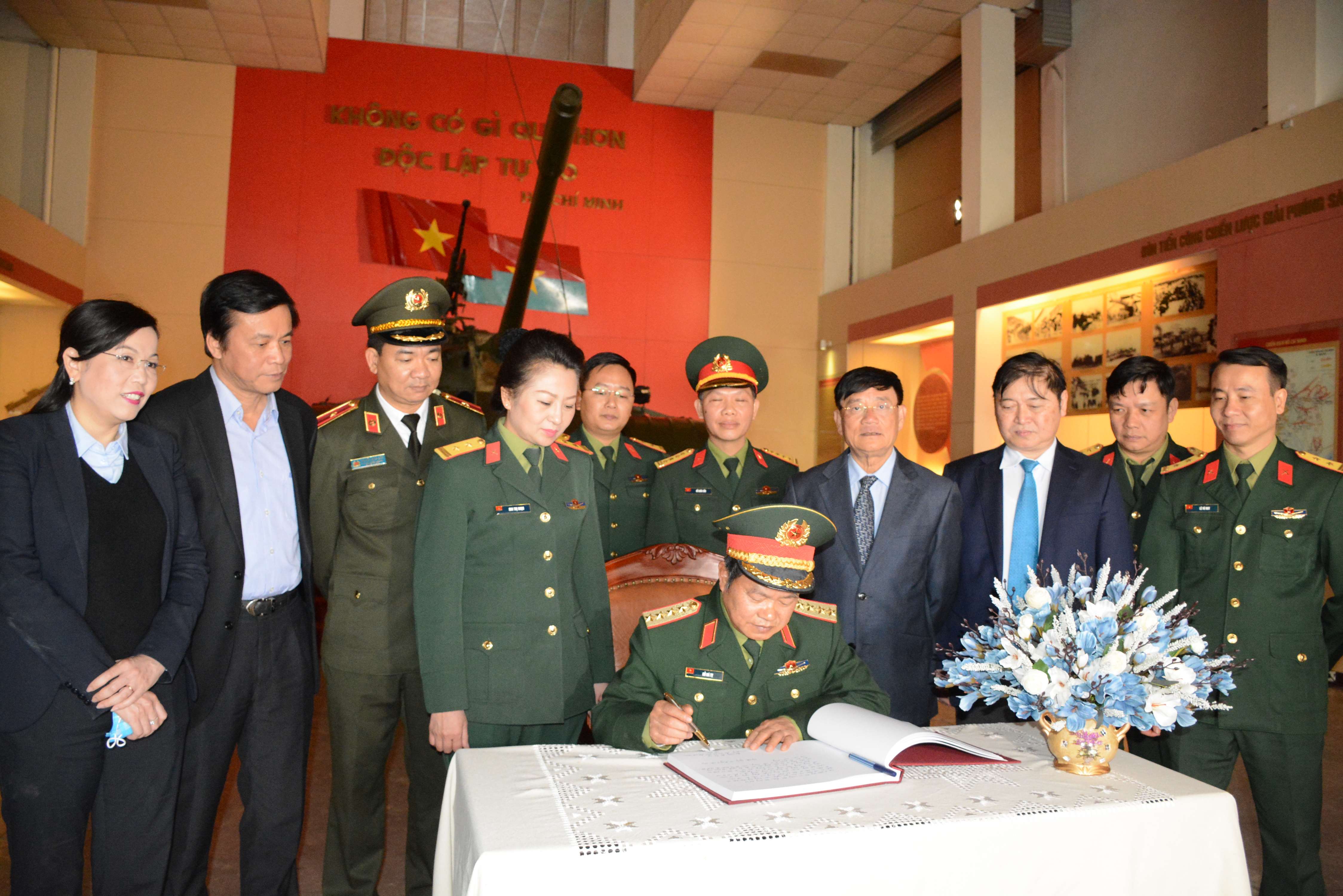 Bảo tàng Lịch sử quân sự Việt Nam làm tốt công tác tuyên truyền về truyền thống Quân đội và dân tộc