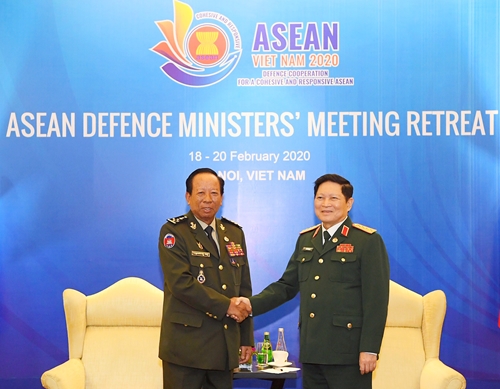 Bộ trưởng Ngô Xuân Lịch gặp song phương với Bộ trưởng Bộ Quốc phòng Campuchia và Tổng thư ký ASEAN