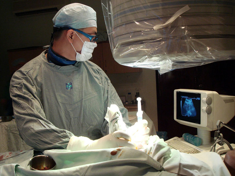 Bác sĩ tiên phong trong ứng dụng kỹ thuật ít xâm lấn

