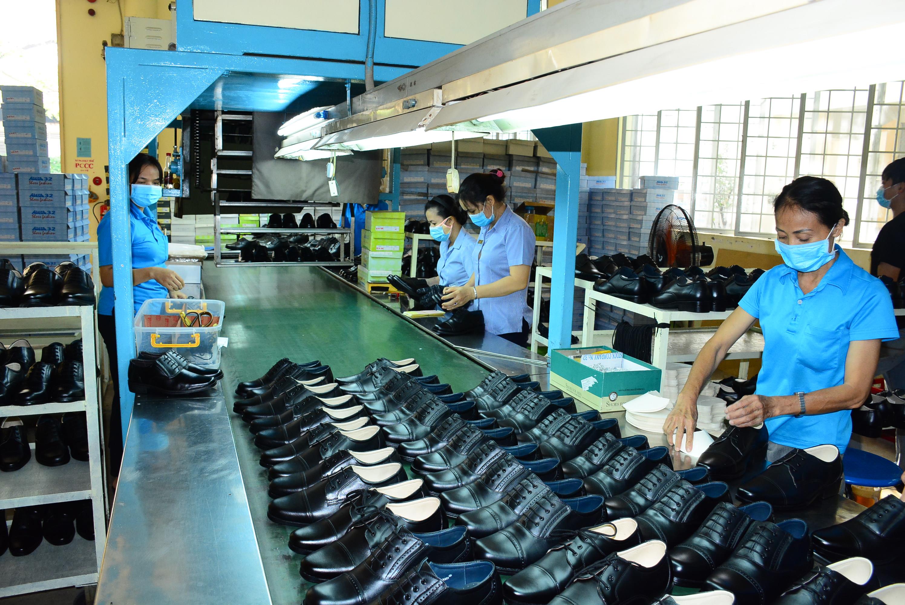 Phát huy thương hiệu, uy tín giày da quân đội

