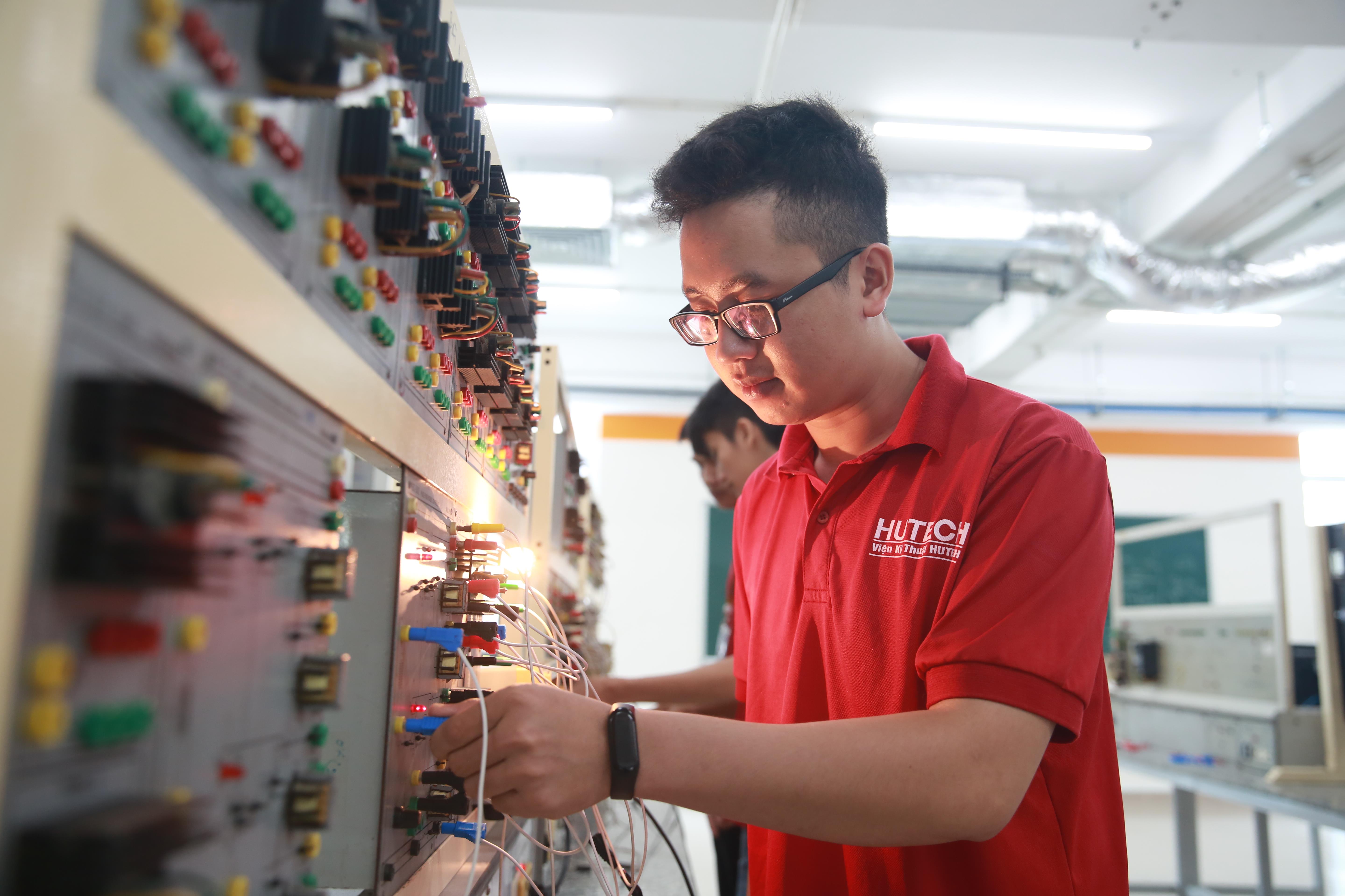 Tuyển sinh đa dạng, ưu tiên người tài