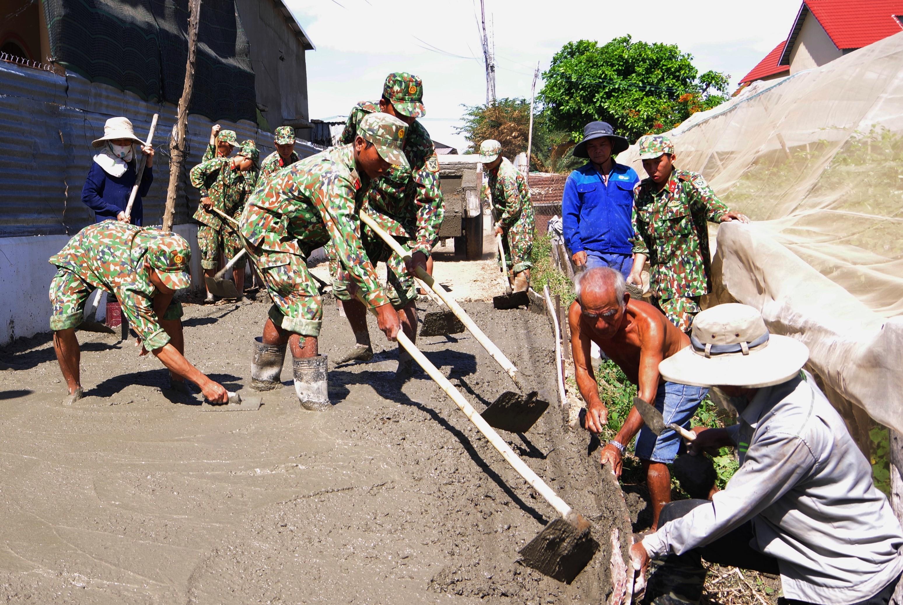 Đường mới và tấm lòng bộ đội