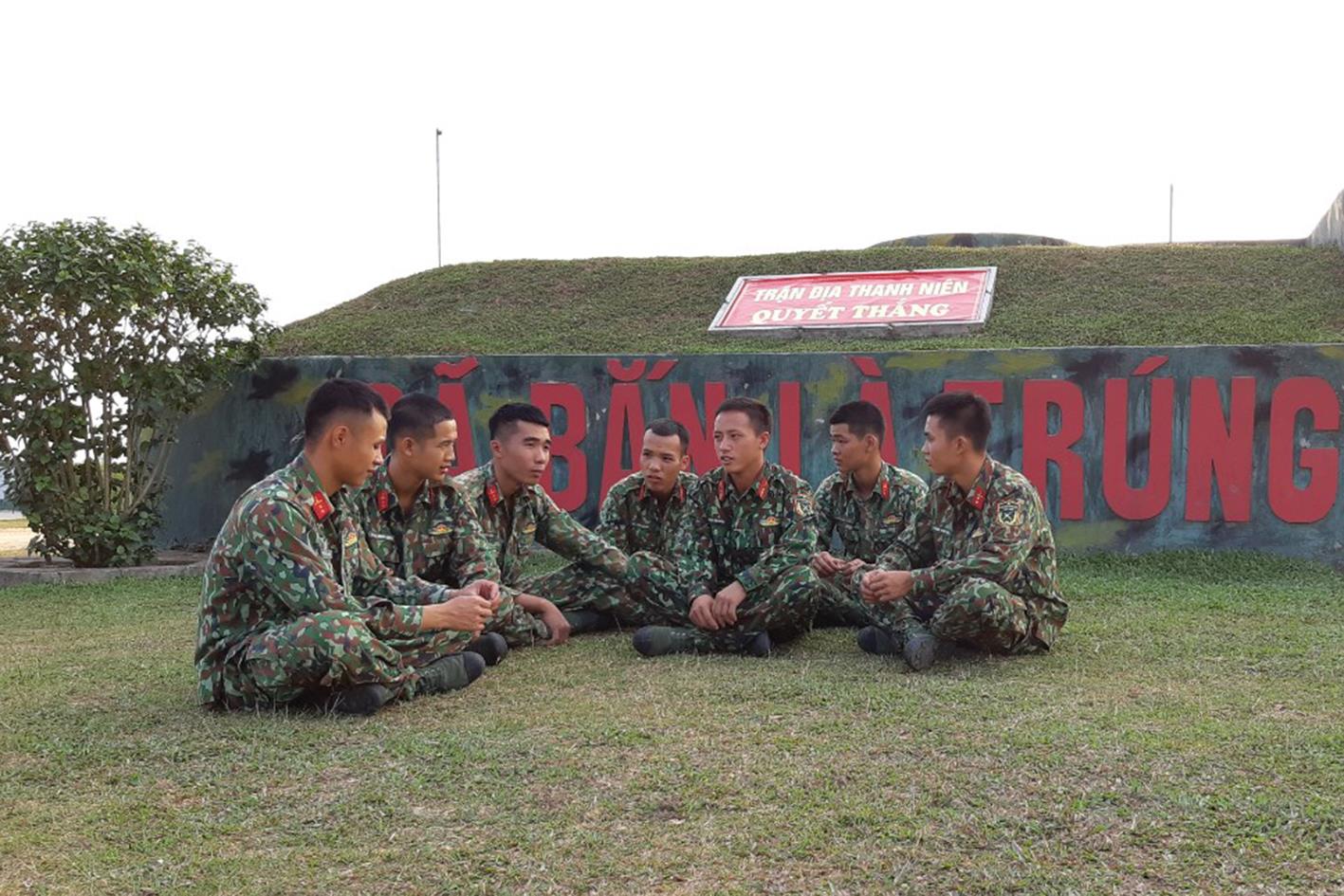 Khẩu đội trưởng người dân tộc Mông gương mẫu