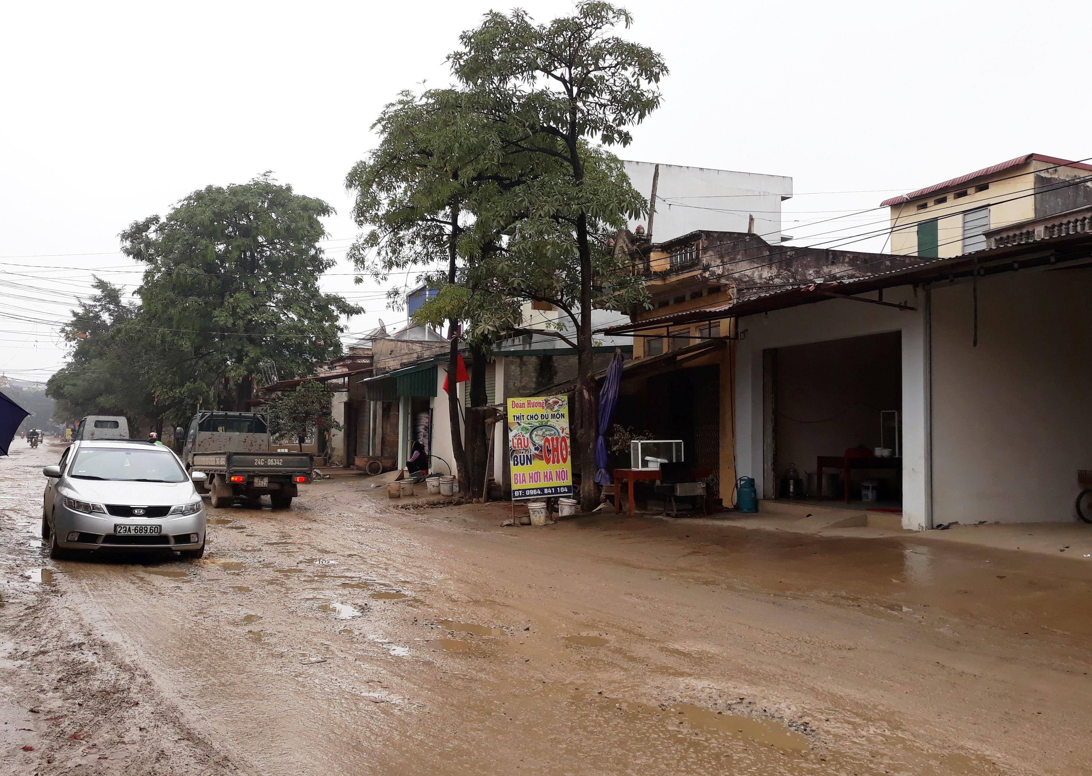 Phương tiện oằn mình trên con đường xuống cấp