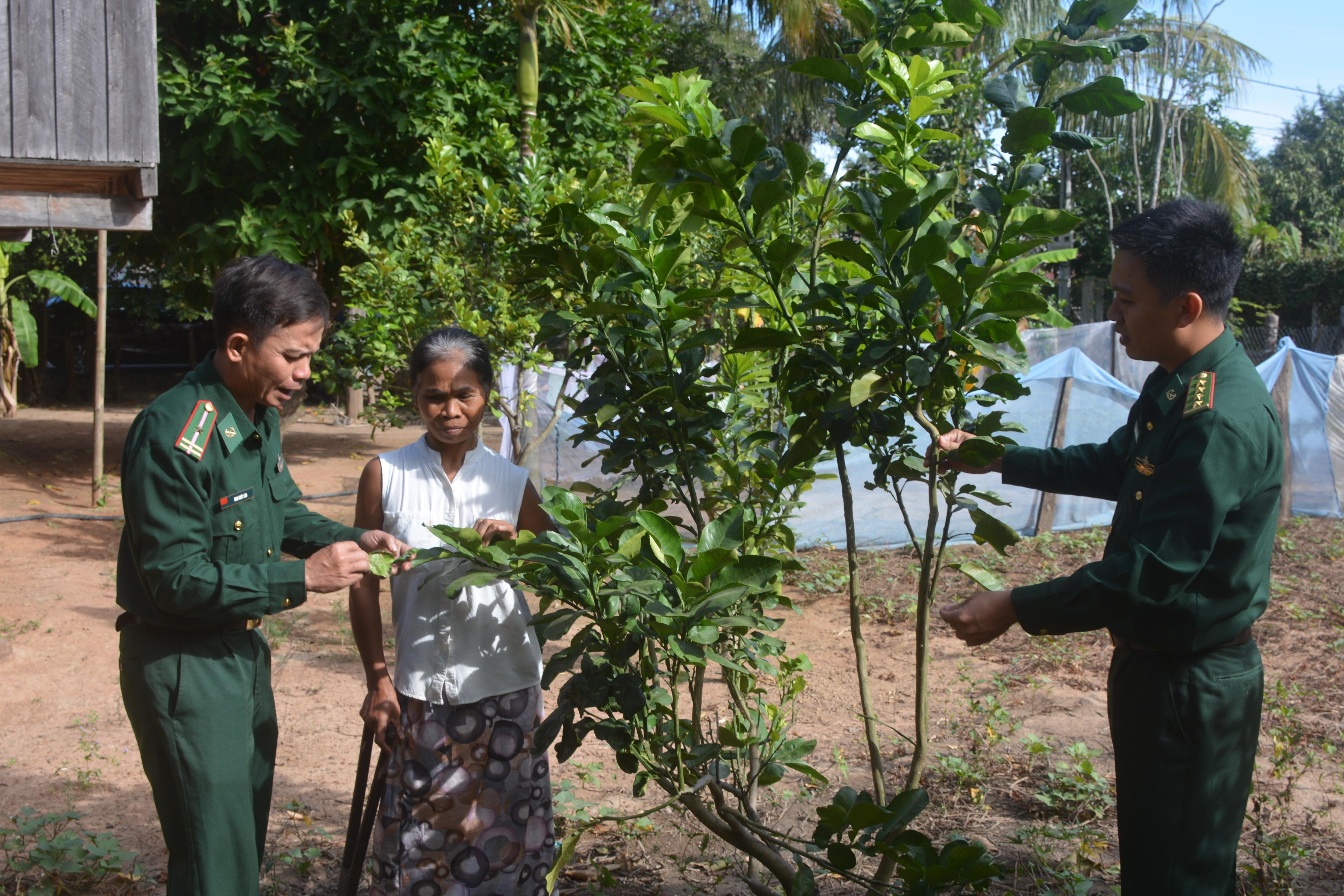 Bộ đội Biên phòng vùng biên cắm bản