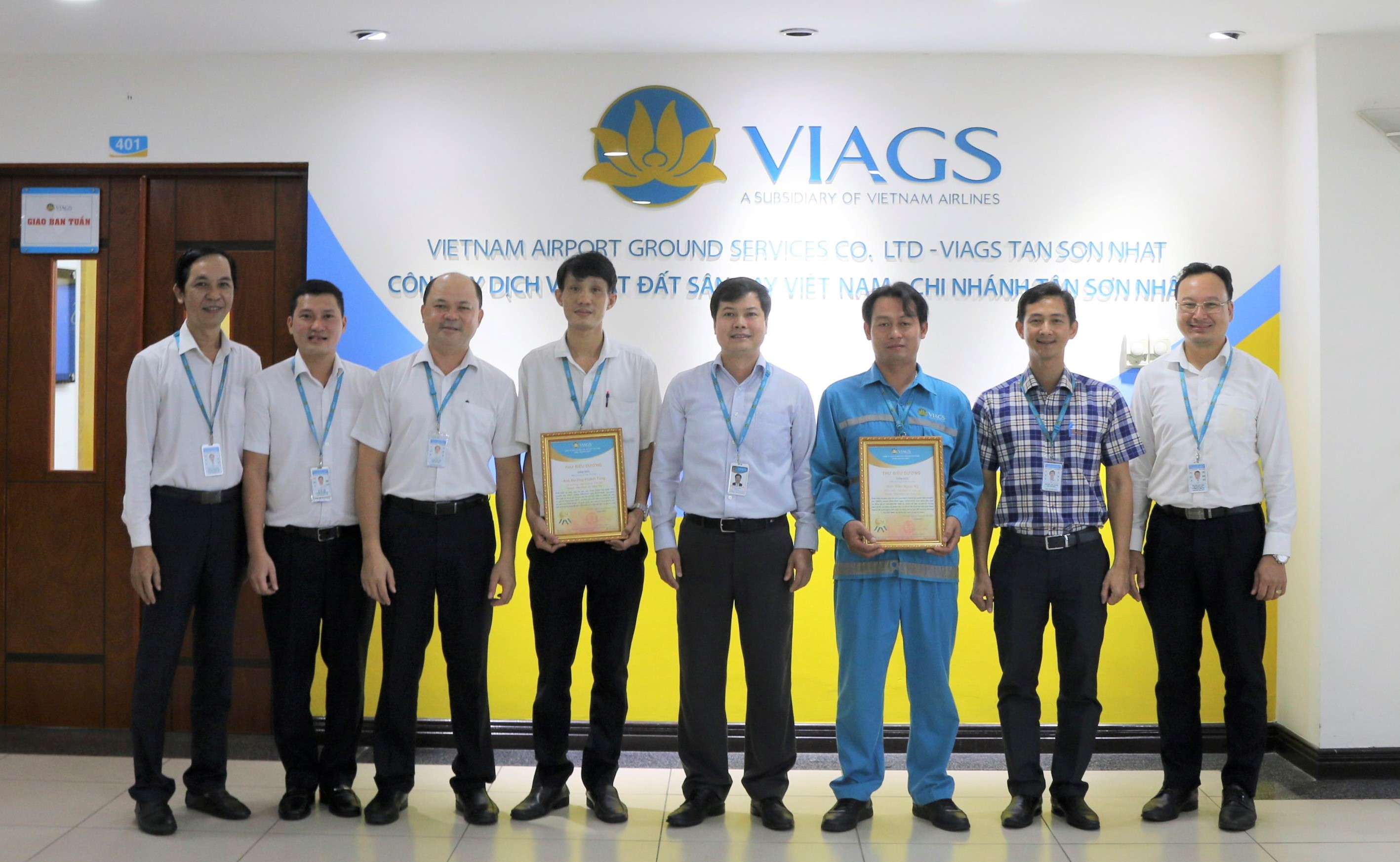 Hai nhân viên vệ sinh máy bay Vietnam Airlines trả lại tài sản gần 200 triệu đồng cho hành khách