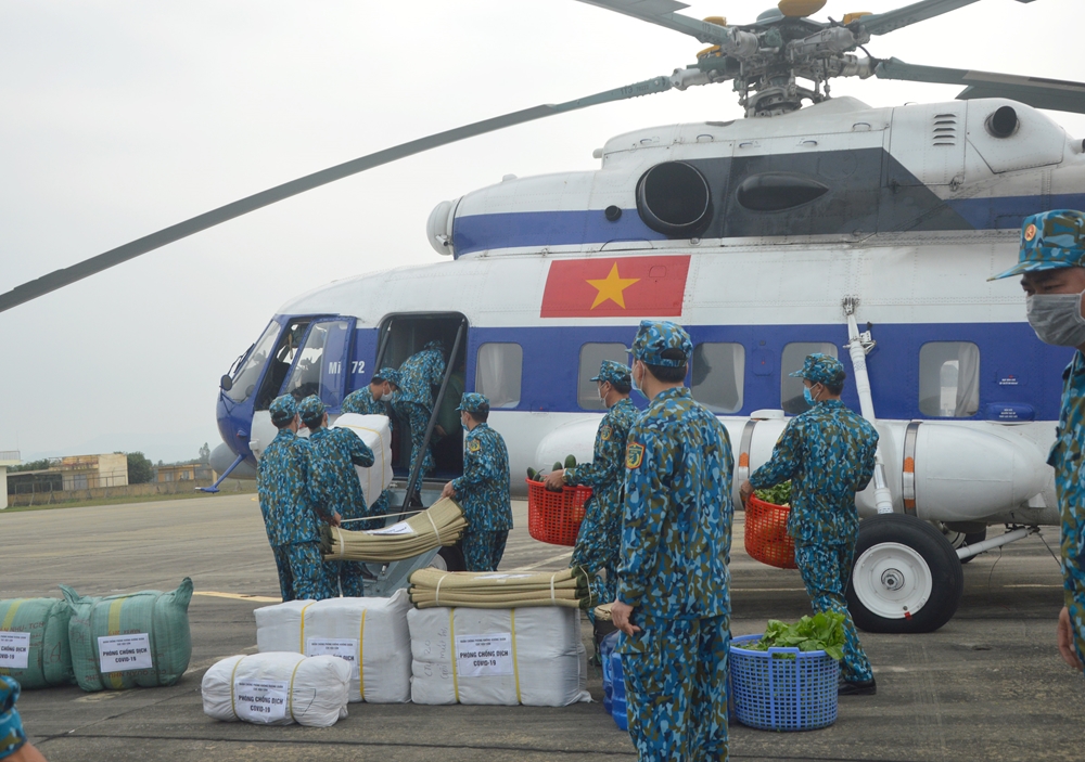 Trung đoàn 916, Sư đoàn 371 (Quân chủng Phòng không-Không quân) sử dụng máy bay trực thăng để vận chuyển tiếp ứng lực lượng, trang bị, vật chất phòng, chống dịch Covid-19 cho Bệnh viện dã chiến.