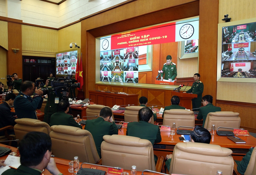 Tại Sở chỉ huy Bộ Quốc phòng các đại biểu theo dõi nội dung thực hành của các lực lượng ở cấp độ 1, 2, 4.