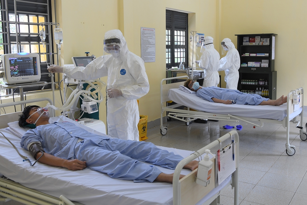 Một thanh niên nghi nhiễm bệnh đang được các bác sĩ khám, kiểm tra.