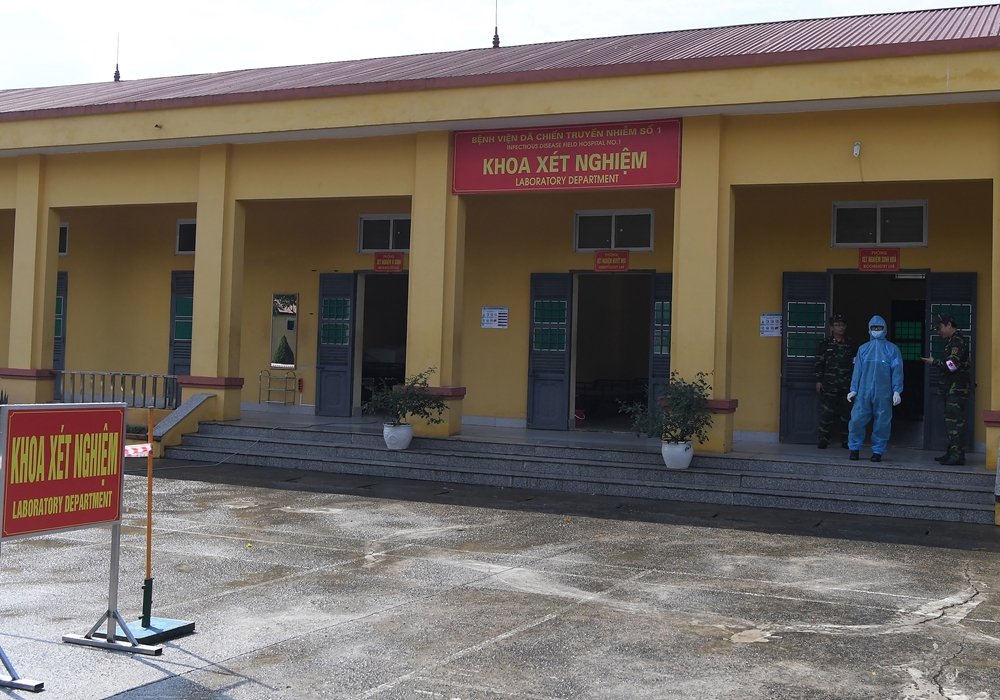 Khoa xét nghiệm của bệnh viện dã chiến luôn sẵn sàng tiếp nhận bệnh nhân.