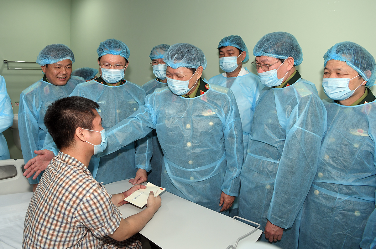 Đại tướng Ngô Xuân Lịch chúc mừng thành công ca ghép chi thể đầu tiên trên thế giới lấy từ người cho sống