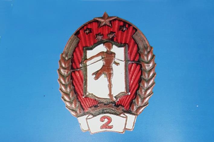 Chiếc Huy hiệu “Vận động viên cấp 2”