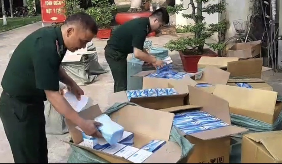 BĐBP tỉnh Long An bắt giữ 2 đối tượng tàng trữ 42.500 khẩu trang y tế