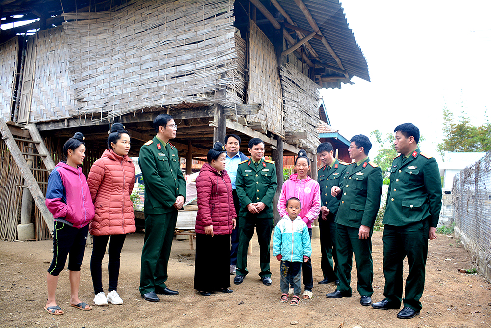 Bệnh viện Quân Y 105 trao 80 triệu đồng hỗ trợ xây nhà tặng hộ nghèo ở Điện Biên