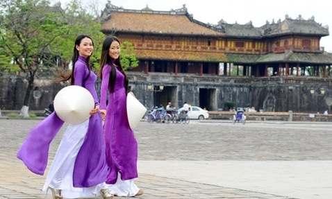 Miễn vé tham quan di tích cố đô Huế với phụ nữ mặc áo dài truyền thống