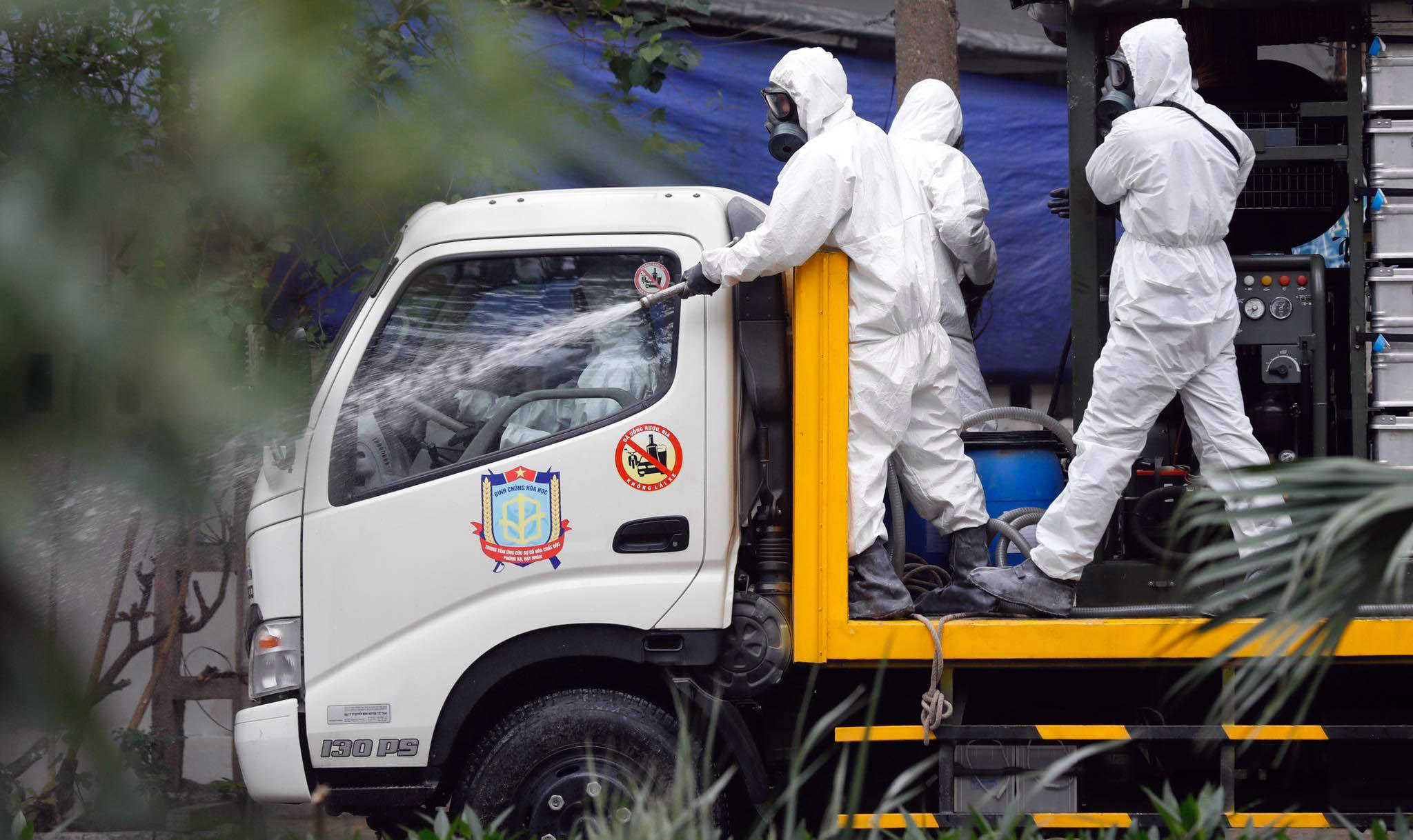 Binh chủng Hóa Học triển khai tiêu độc, khử trùng khu vực có ca nhiễm Covid-19 thứ 17 