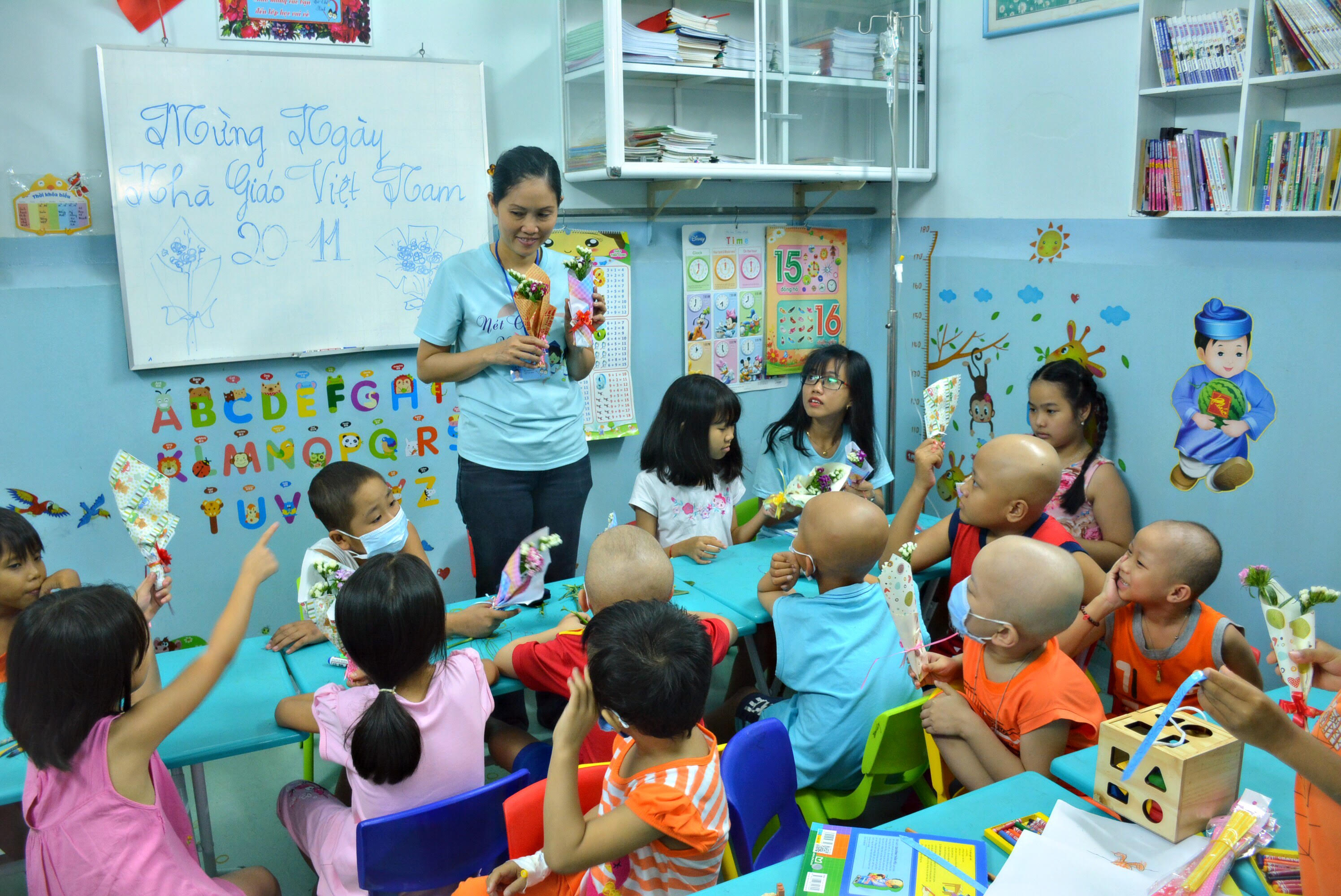 Cô giáo của lớp học “Nét chữ xinh”