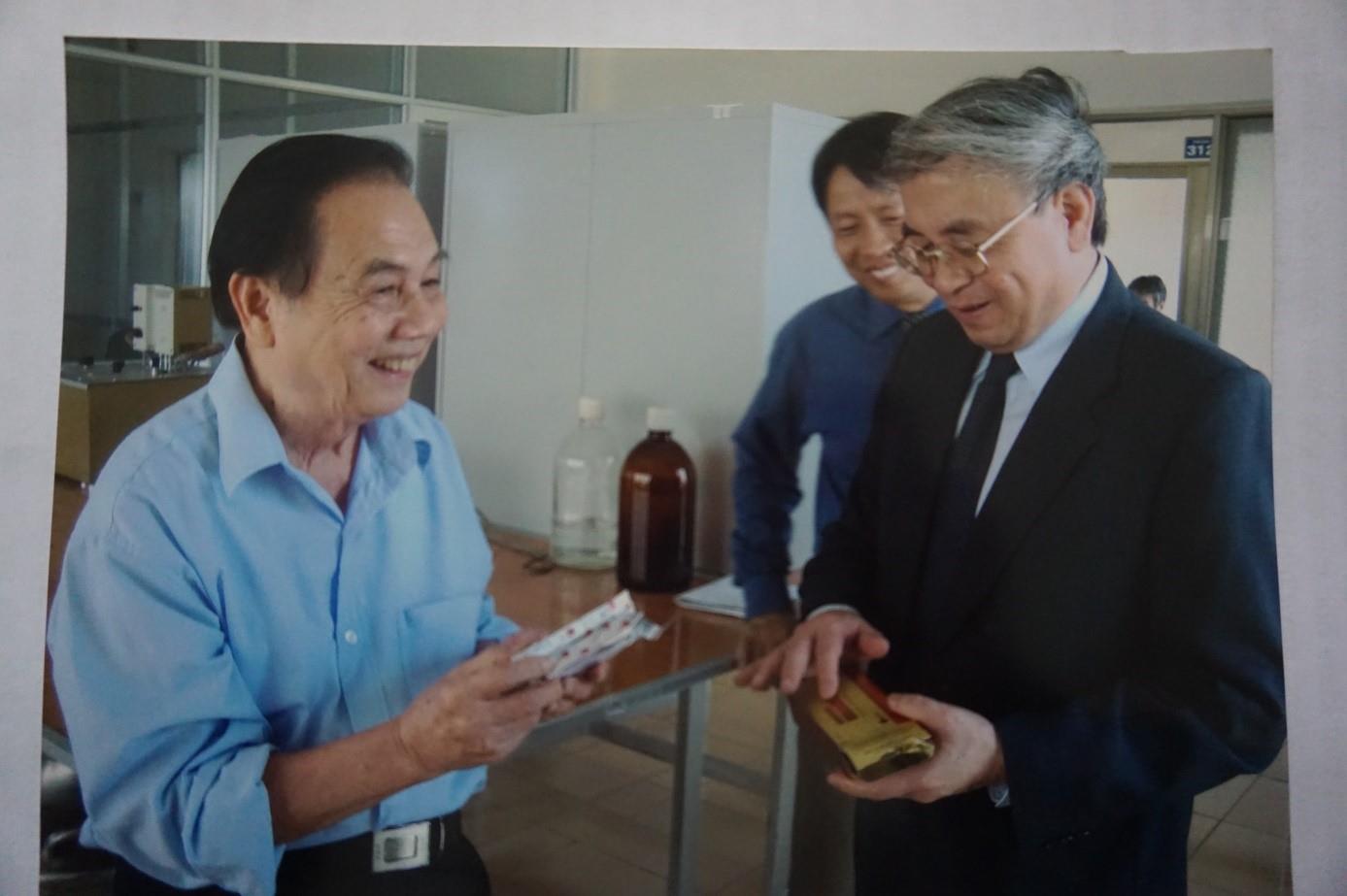 Bác sĩ hết lòng vì sức khỏe cộng đồng và đồng đội

