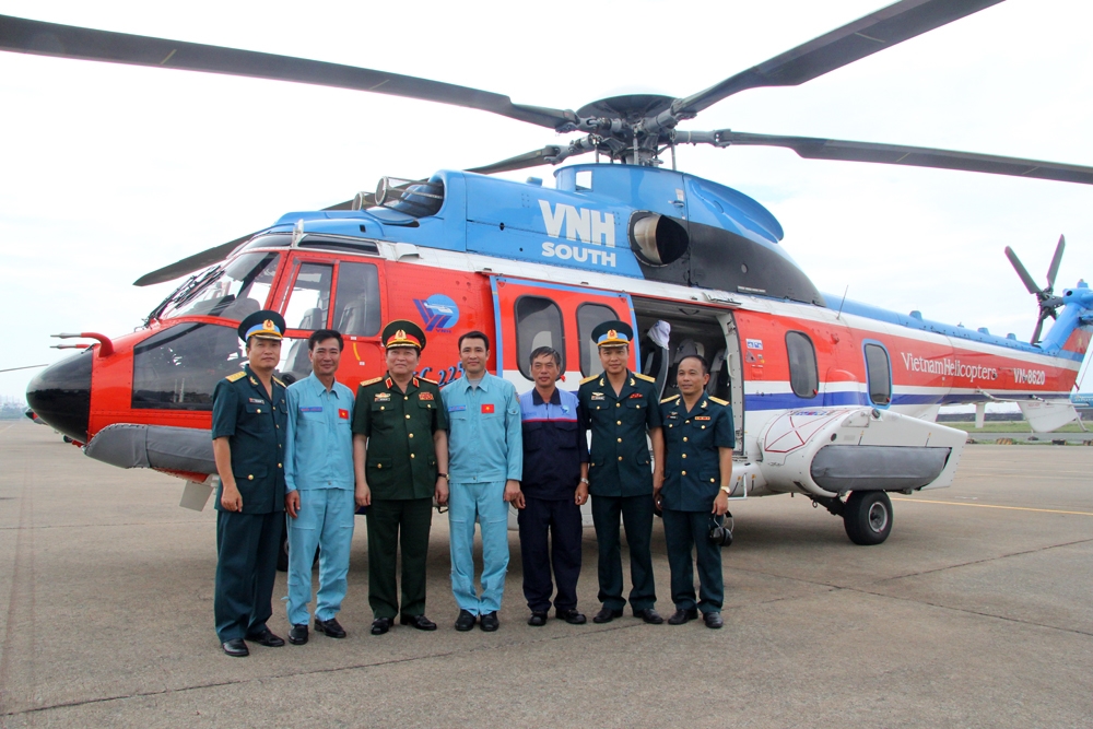 Trong những năm qua, Công ty Trực thăng miền Nam thực hiện nhiều chuyến bay chuyên cơ phục vụ lãnh đạo Đảng, Nhà nước, Bộ Quốc phòng. Trong ảnh: Tổ bay của công ty bay phục vụ Đại tướng Ngô Xuân Lịch, Ủy viên Bộ Chính trị, Phó bí thư Quân ủy Trung ương, Bộ trưởng Bộ Quốc phòng, công tác tại các tỉnh phía Nam.
