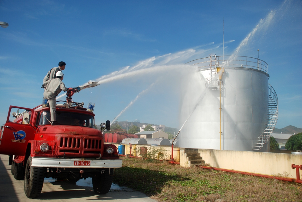 Hoạt động bay liên quan đến sử dụng số lượng lớn nhiên liệu xăng dầu, nên công tác huấn luyện phòng cháy chữa cháy cũng luôn được công ty quan tâm đúng mức.