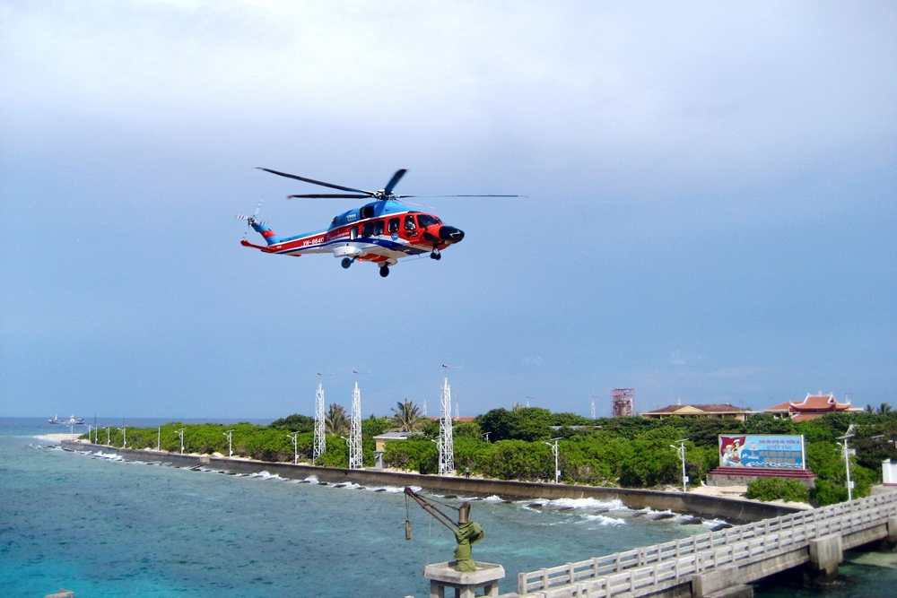 Công ty cũng đã triển khai hàng trăm giờ bay đưa các y, bác sỹ đi cấp cứu kịp thời cán bộ, chiến sĩ và nhân dân trên các đảo thuộc quần đảo Trường Sa, nhà giàn DK1 và các giàn khoan.