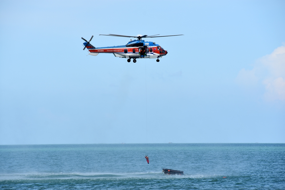 Do thường xuyên hoạt động trên hướng biển, đảo nên nội dung huấn luyện tời cẩu người trên biển cũng được công ty thực hiện hiệu quả.