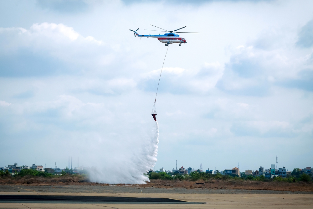 Huấn luyện cứu hỏa bằng trực thăng.