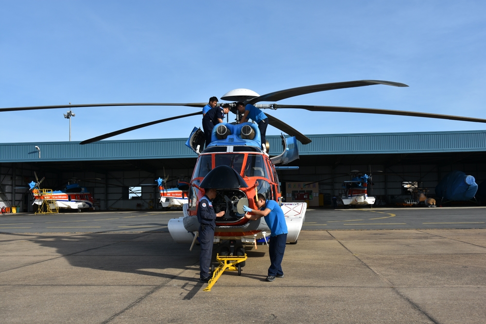 Nhân viên kỹ thuật hàng không của công ty chuẩn bị máy bay trước ban bay.