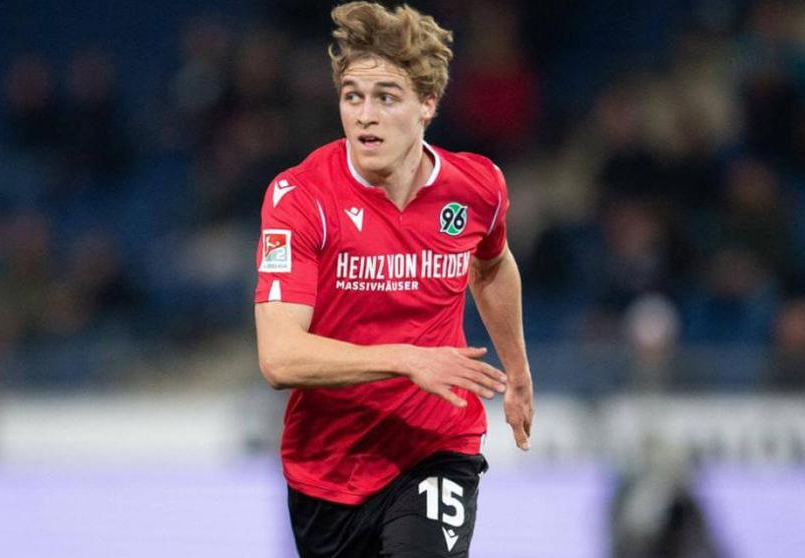 Cầu thủ bóng đá đầu tiên dương tính với Covid-19