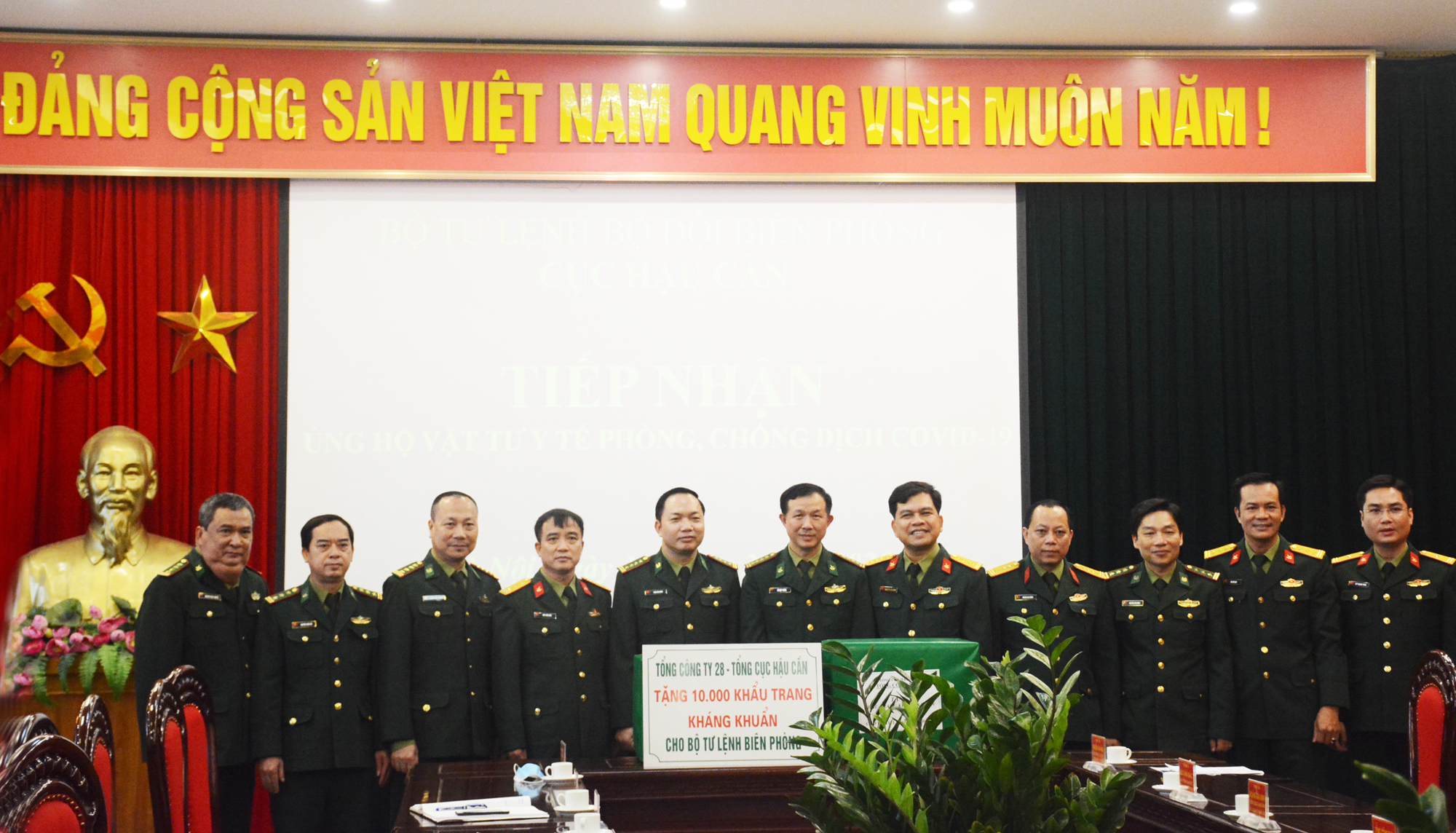 Trao 15.000 khẩu trang vải kháng khuẩn tặng lực lượng Bộ đội Biên phòng

