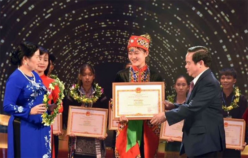 Nghị lực hiếm có của cô nữ sinh Lô Lô

