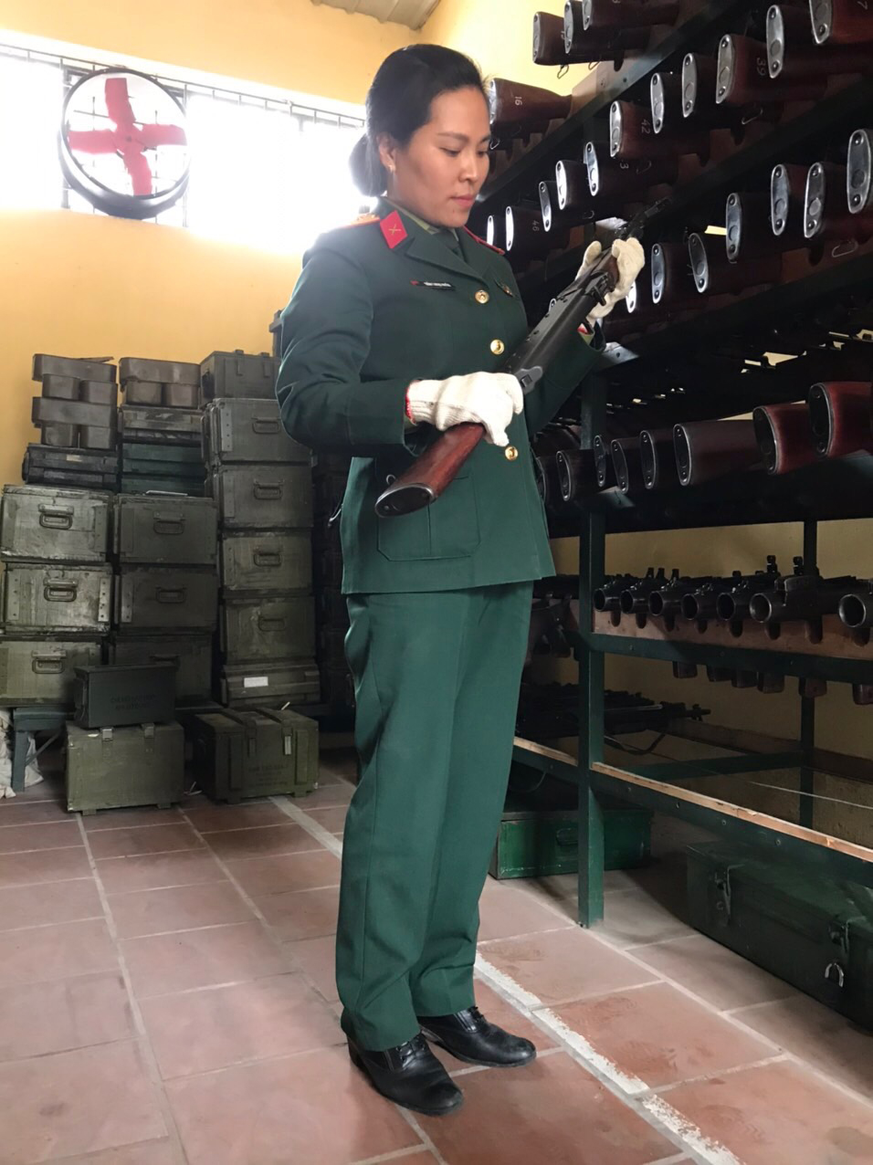Nữ đoàn viên Công đoàn lặng thầm giữa “rừng” vũ khí