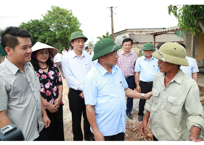 KỀ VAI CÙNG “NGƯỜI VÁC TÙ VÀ HÀNG TỔNG”