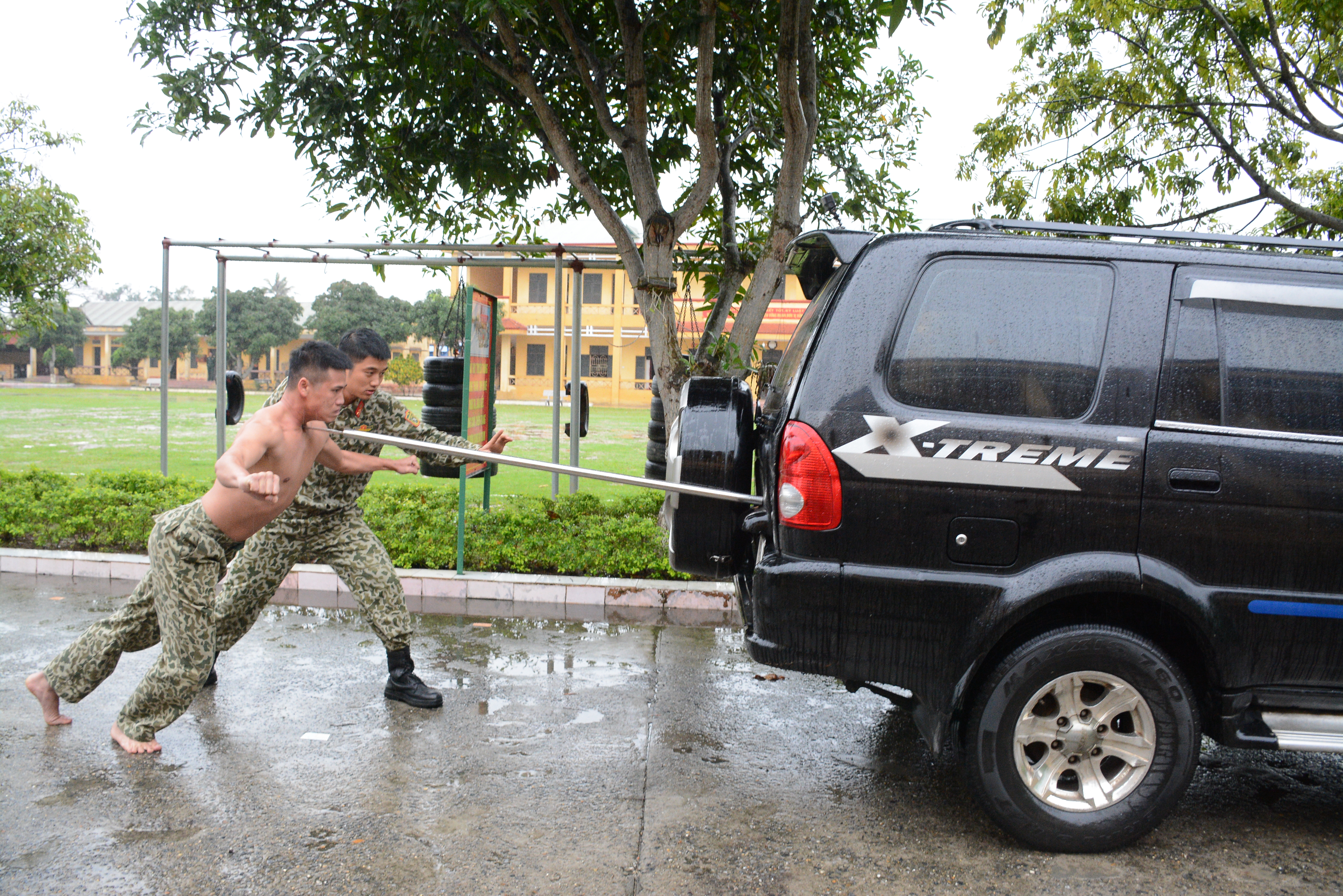 Dùng mũi dáo tỳ vào yết hầu đẩy xe ô tô.