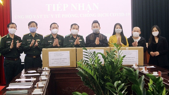 Bộ đội Biên phòng tiếp nhận ủng hộ vật tư y tế phòng, chống dịch bệnh Covid-19