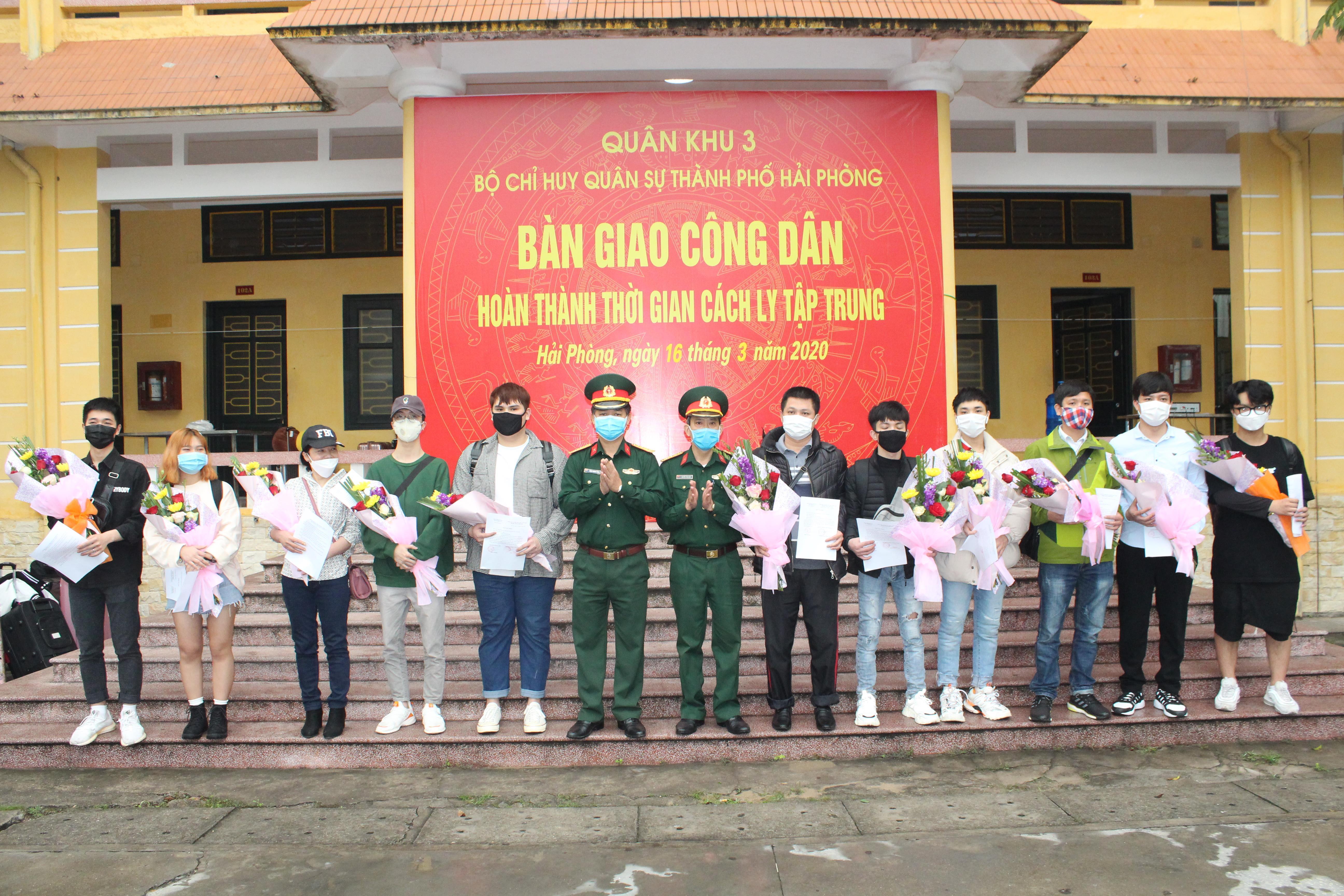 Hành khách nhập cảnh Việt Nam đều được kiểm tra y tế và tổ chức cách ly theo quy định    