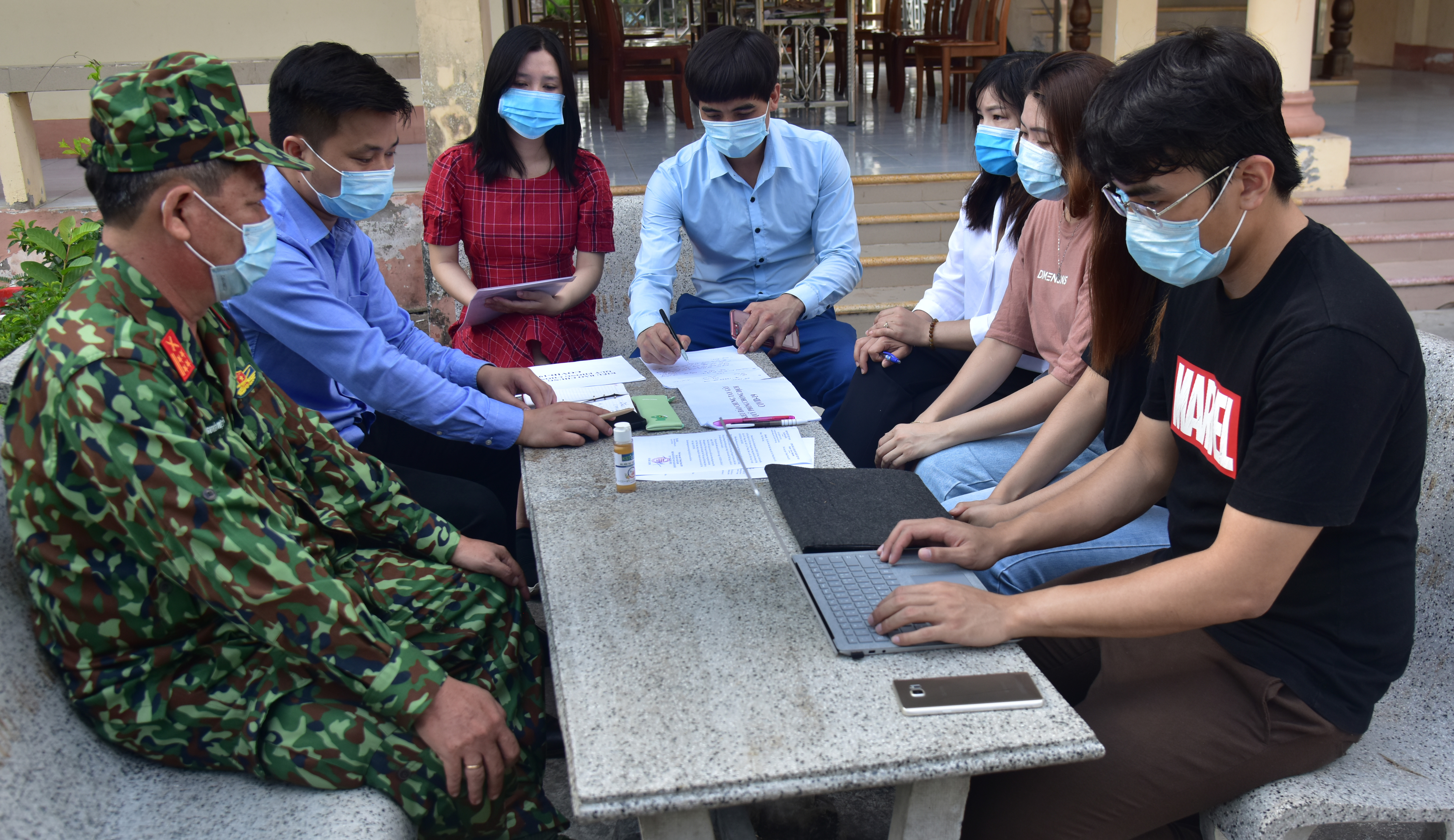 Thắm tình quân dân nơi cách ly