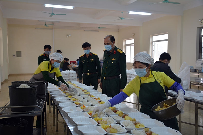 Kiểm tra an toàn vệ sinh khẩu phần ăn của các công dân tại địa điểm cách ly.
