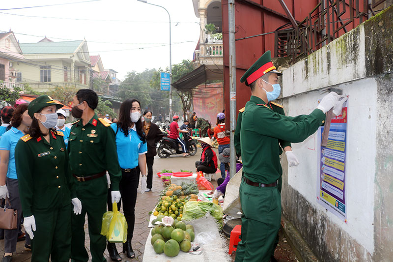 Lữ đoàn 873 phối hợp tuyên truyền và cấp khẩu trang y tế cho nhân dân TP Vinh
