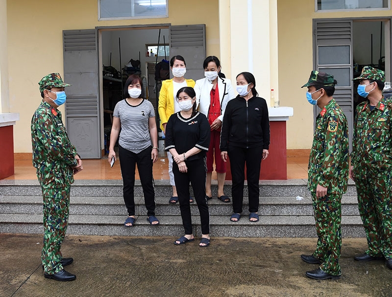 Chỉ huy Trường Quân sự, Quân đoàn 1 trao đổi với đại diện nhóm công dân đang thực hiện cách ly để phối hợp quản lý an toàn, hiệu quả cho hơn 700 công dân đang cách ly tại nhà trường.