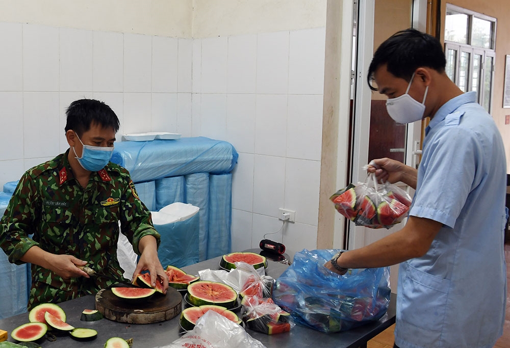 Chuẩn bị hoa quả tươi cho người đang cách ly.