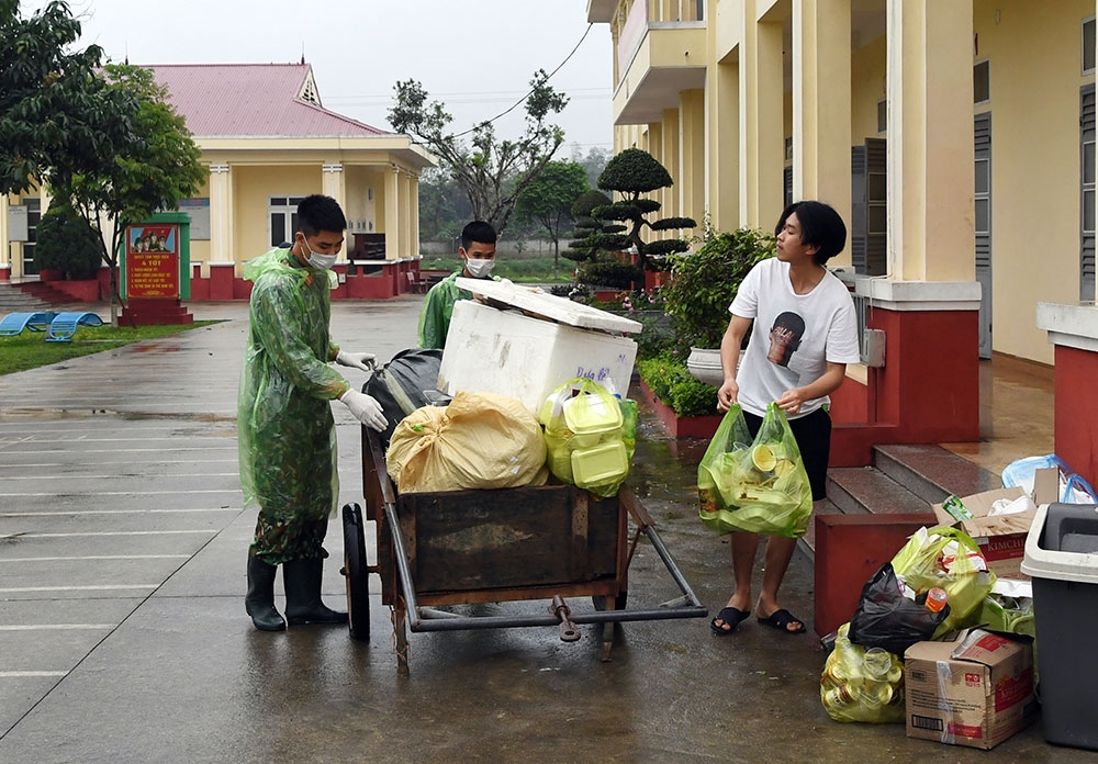 Chiến sĩ Trường Quân sự, Quân đoàn 1 thu gom rác thải trong khu vực có người cách ly.