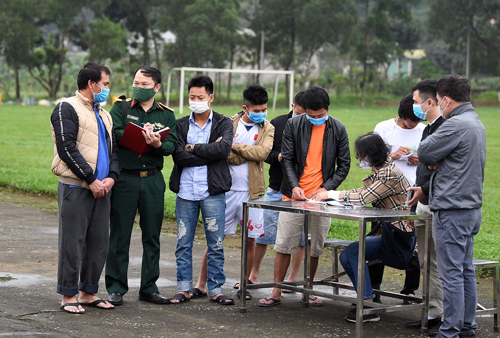 Công ty Servico Hà Nội tổ chức chi trả tiền lương cho những lao động Việt Nam trở về từ vùng dịch, đang thực hiện cách ly tại Trường Quân sự, Quân đoàn 1.