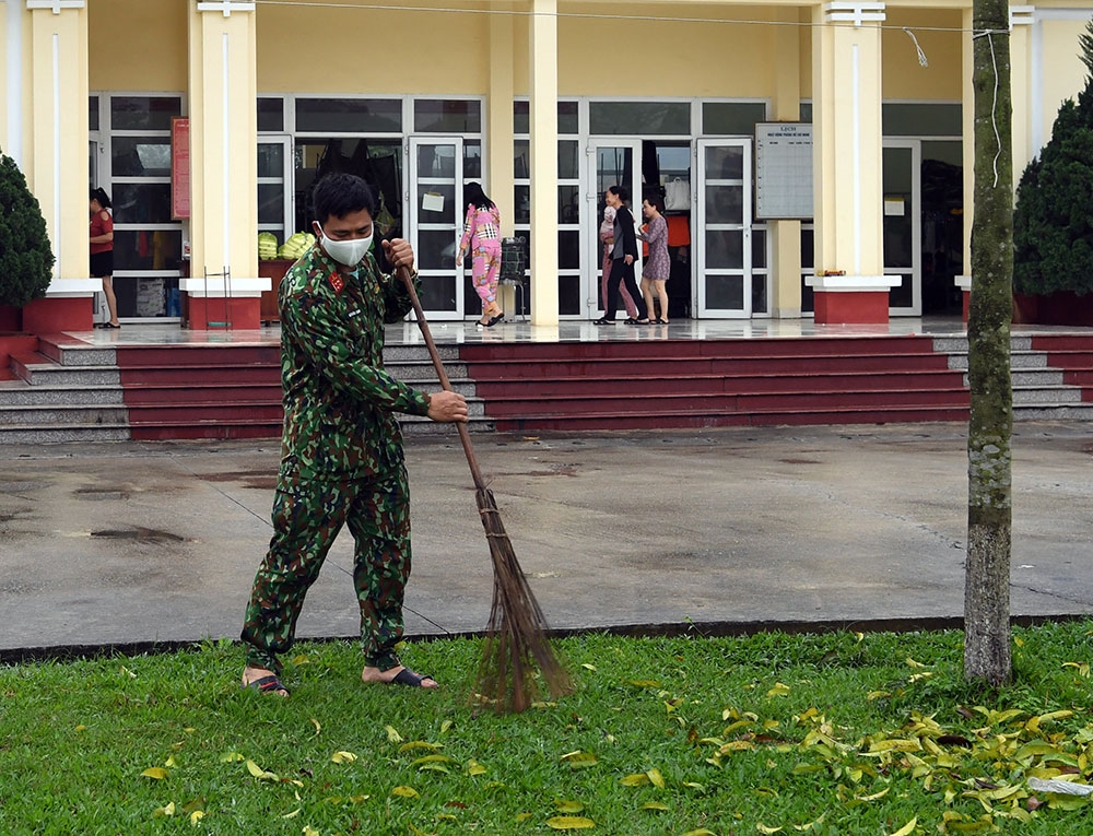 Dù đang thực hiện nhiệm vụ cách ly cho công dân Việt Nam trở về từ những nước đang có dịch, nhưng các chiến sĩ Trường Quân sự, Quân đoàn 1 vẫn bảo đảm vệ sinh sạch sẽ trong khuôn viên đơn vị.