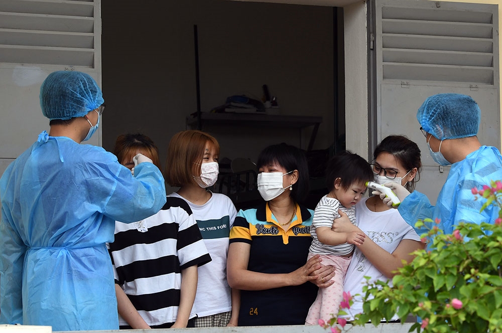 Mỗi ngày 2 lần, cán bộ quân y của Trường Quân sự, Quân đoàn 1 lại tổ chức kiểm tra sức khỏe, đo thân nhiệt cho những người đang thực hiện cách ly tại đây.