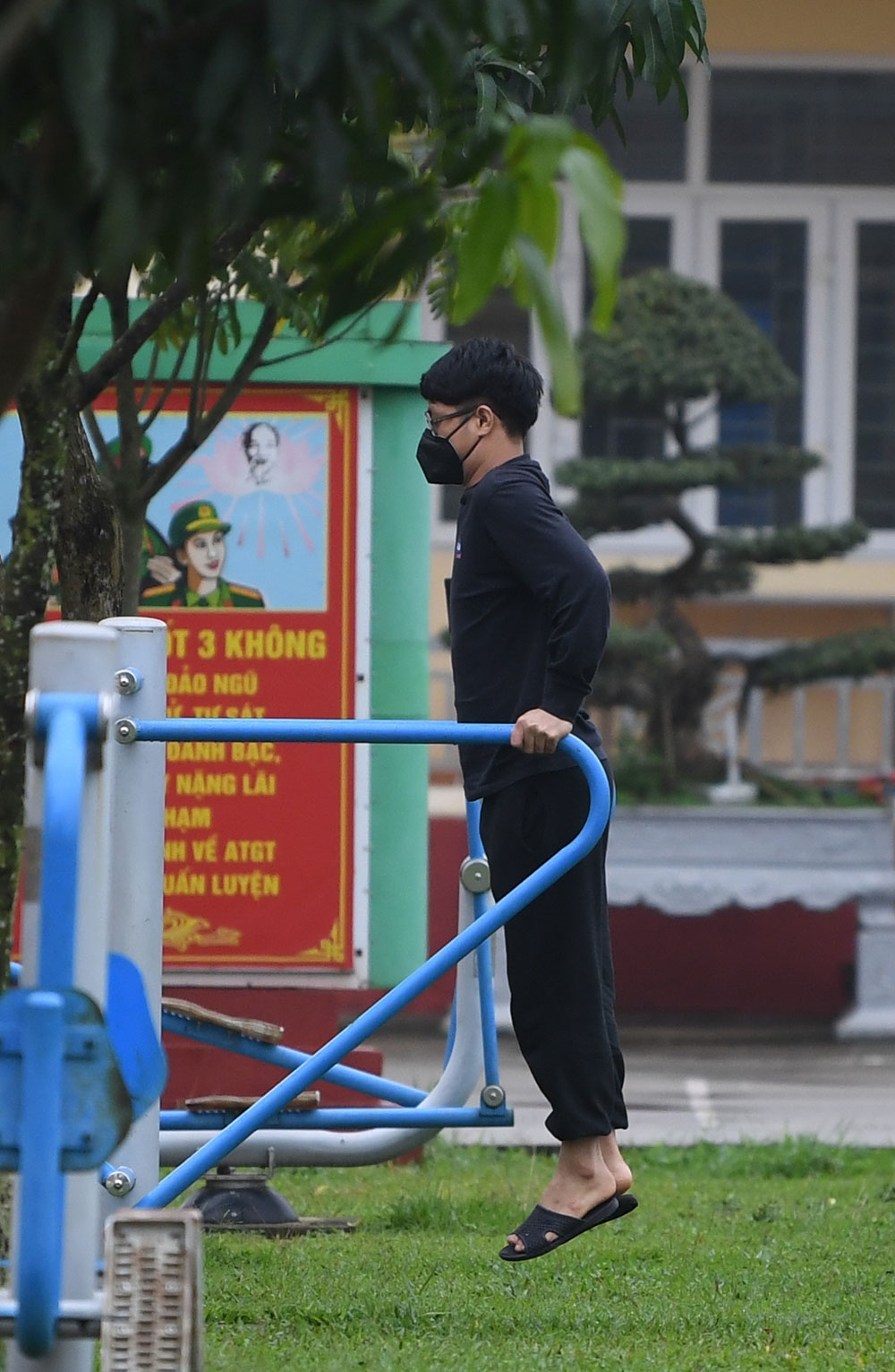 Nhiều công dân Việt Nam đang thực hiện cách ly rất vui vì trong khuôn viên Trường Quân sự, Quân đoàn 1 có sẵn các dụng cụ tập thể thao.