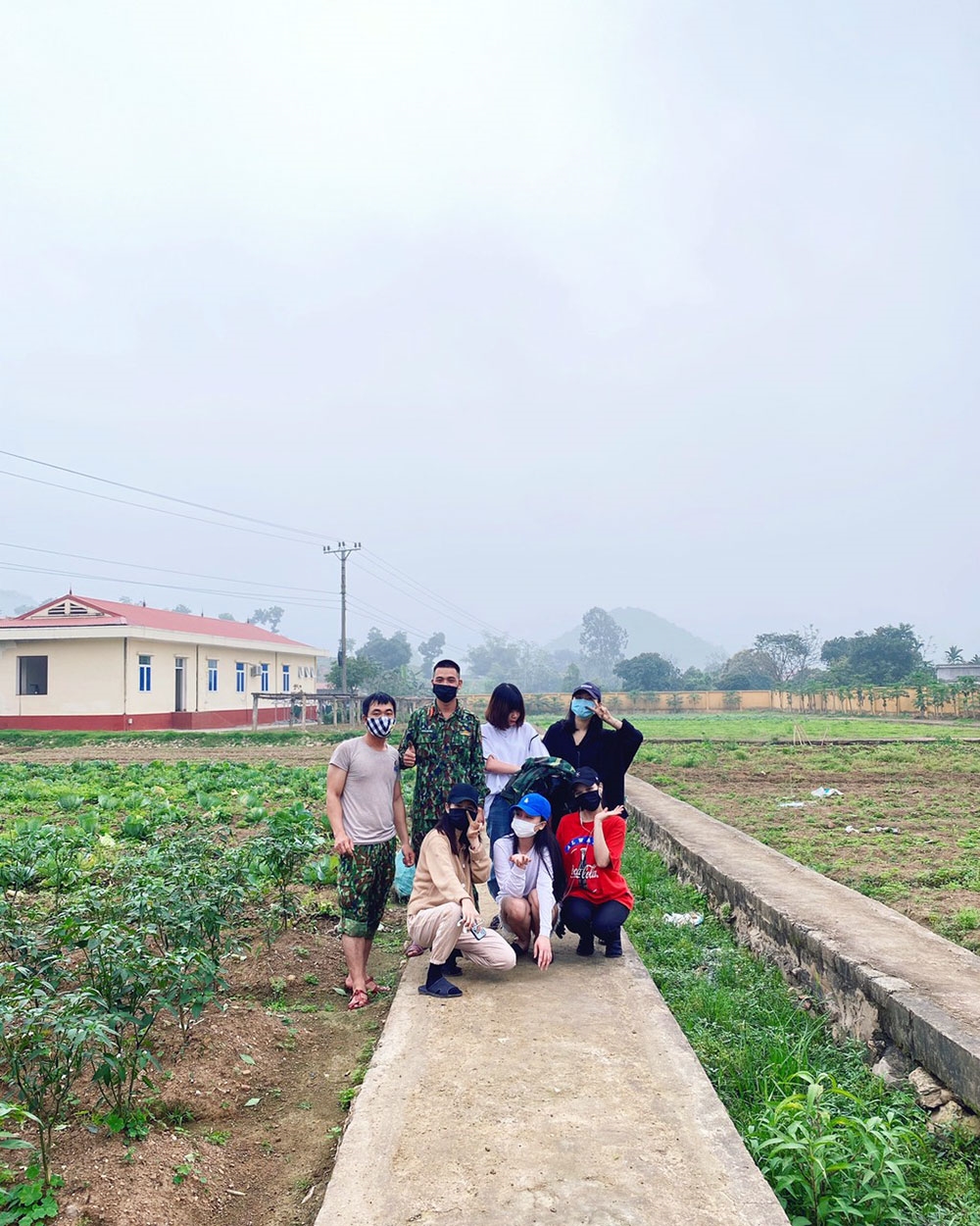 Nhiều thanh niên đang thực hiện cách ly rất vui khi được cùng bộ đội tham gia tăng gia, làm vệ sinh trong khuôn viên nhà trường.